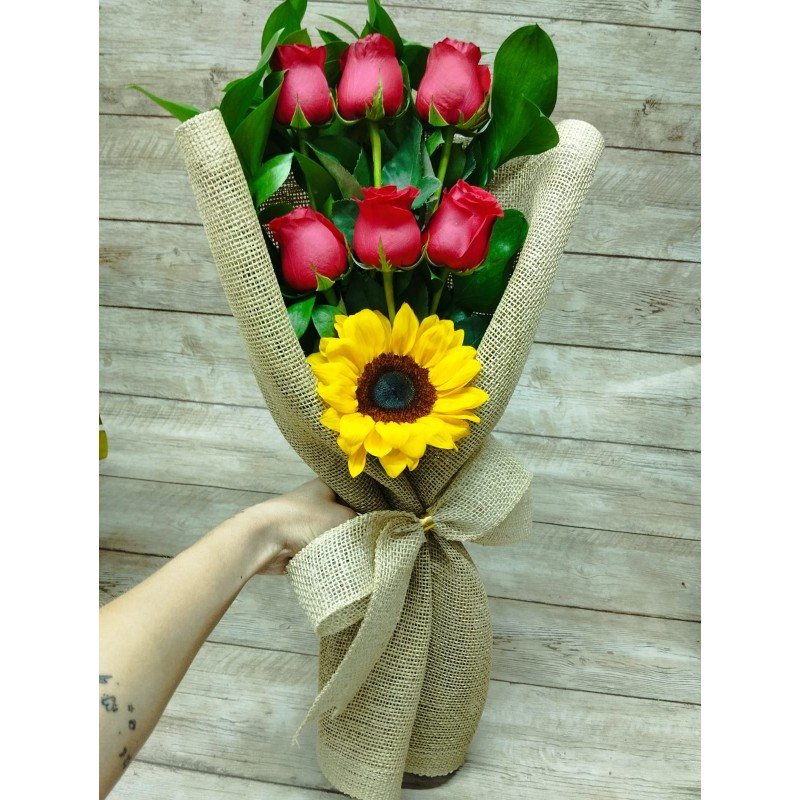 Buquê Love 6 Rosas na Juta Buquê Love 6 Rosas na Juta